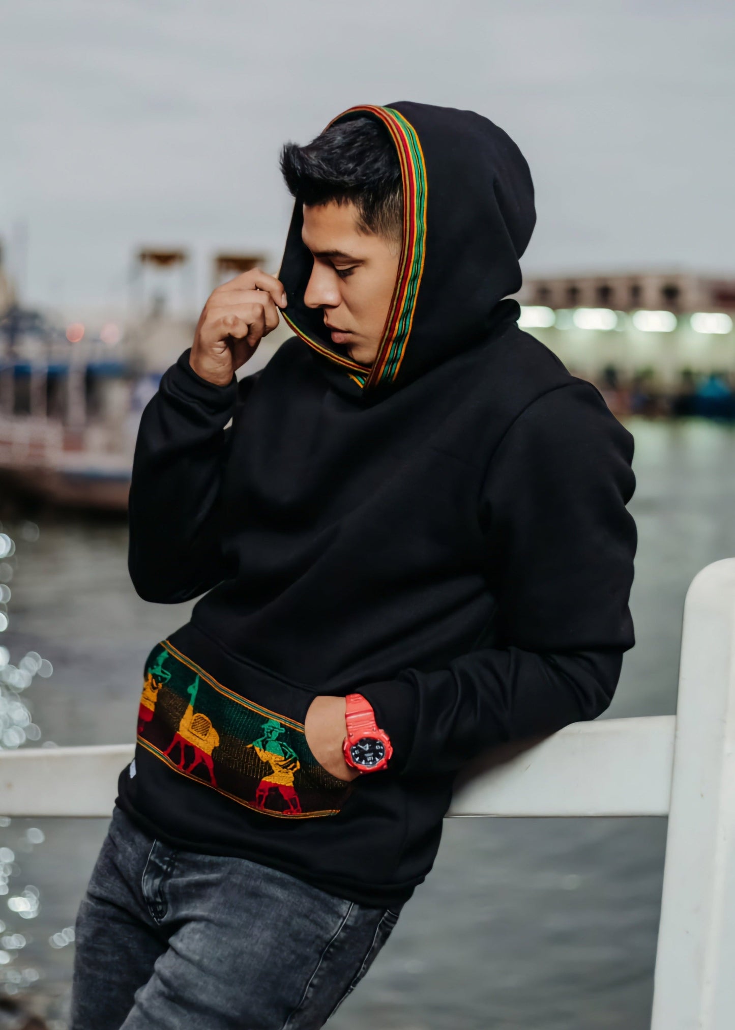 Polera Munaycha Color Negro Hombre con Capucha